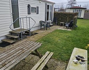 Houten schuur naast de Utsetter NR 59, Midsland Noord, Terschelling, biedt extra opslagruimte tijdens uw verblijf.