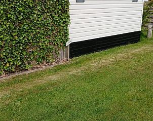 Luchtfoto van de Utsetter NR 59, Midsland Noord, Terschelling, met terras en tuin op de Waddeneilanden.