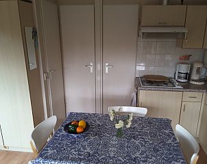 Keuken van Koekoeksdne chalet in Midsland Noord, compleet met eettafel en moderne voorzieningen, Terschelling.