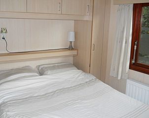 Comfortabele slaapkamer in Koekoeksdne chalet, Midsland Noord, Terschelling, met tweepersoonsbed en rustgevende inrichting.