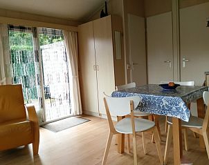 Lichte binnenruimte van Koekoeksdne chalet met eetgedeelte, Midsland Noord, Terschelling, ideaal voor ontspanning.