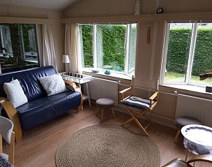 Gezellige woonkamer in Koekoeksdne chalet, Midsland Noord, Terschelling, met comfortabele zitplaatsen en veel licht.