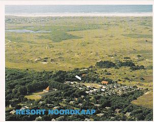 Luchtfoto van Midsland Noord, locatie van Koekoeksdne chalet, Terschelling, met nabijgelegen natuur en zeezicht.