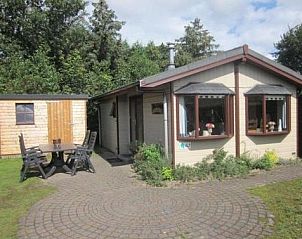Koekoeksdne chalet in Midsland Noord, Terschelling, met houten bijgebouw en charmante buitenruimte.