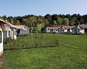 Groene velden omringen 2 pers. cottage in Midsland Noord, Terschelling, een idyllische plek op de Waddeneilanden.