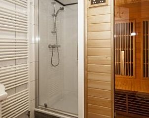Wellnessbadkamer in 2 pers. cottage, Midsland Noord, Terschelling met moderne douche en sauna voor ultieme ontspanning.