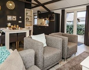 Stijlvolle binnenruimte van 2 pers. cottage in Midsland Noord, Terschelling met comfortabele zithoek en moderne inrichting.