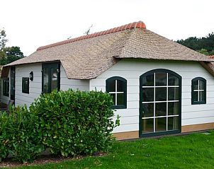 Rustieke 4 pers. cottage met sauna in Midsland Noord, Terschelling, met rieten dak en groene omgeving.