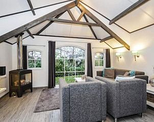 Gezellige woonkamer in de 6 pers. cottage met sauna in Midsland Noord, Terschelling. Comfortabel vakantiehuis op de Waddeneilanden.