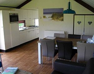 Ruime eetkamer en keuken in de 6 pers. cottage met sauna in Midsland Noord, Terschelling. Geniet van een vakantie op de Waddeneilanden.