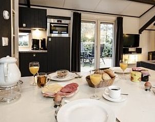 Ontbijttafel in de 6 pers. cottage met sauna in Midsland Noord, Terschelling. Begin je dag goed op de Waddeneilanden.