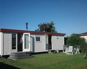Buitenkant van De Doorloper chalet in Midsland Noord met ruime tuin op Terschelling.