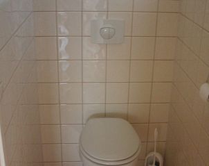 Moderne badkamer in De Doorloper chalet, Midsland Noord, Terschelling, Waddeneilanden.