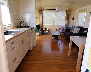 Gezellige keuken en woonkamer in De Doorloper chalet, Midsland Noord, Terschelling.