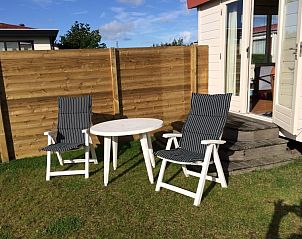 Privterras met zitje bij De Doorloper chalet, Midsland Noord, Terschelling.