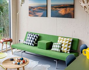 Stijlvolle woonkamer in Florizand, Midsland Noord, Terschelling, met uitzicht op de natuur.