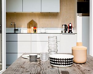 Gezellig terras in Florizand vakantiehuis, Midsland Noord, Terschelling, met uitzicht op keuken.