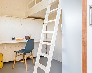 Ruime werkplek met ladder in Florizand, Midsland Noord, Terschelling, ideaal voor creativiteit.