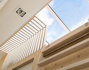 Lichtinval door dakraam in Florizand vakantiehuis, Midsland Noord, Terschelling, met houten details.