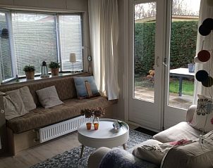 Zonnige zithoek in Chalet DOMETO, Midsland Noord, met uitzicht op de tuin.