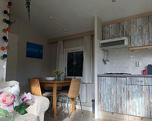 Eethoek in Chalet DOMETO, Midsland Noord, naast een goed uitgeruste keuken.