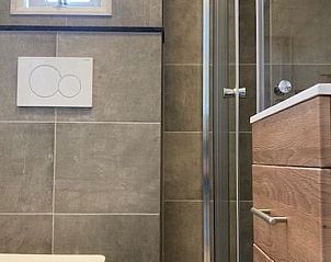 Moderne badkamer in Chalet DOMETO, Midsland Noord, met strakke afwerking en inloopdouche.