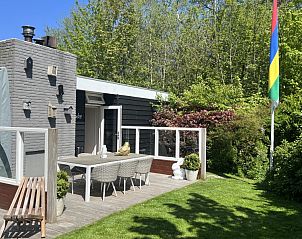 Terras van vakantiehuis Duumke in Midsland Noord, Terschelling, omgeven door groen.