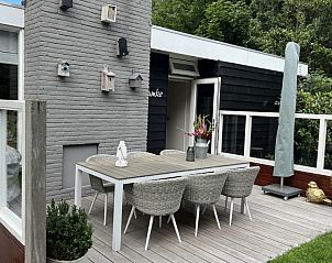 Gezellige eethoek op het terras van Duumke vakantiehuis in Midsland Noord, Terschelling.