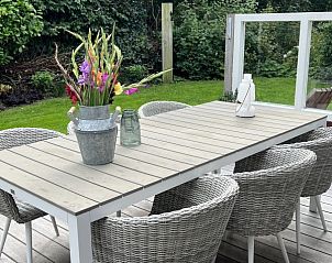 Buitenruimte van Duumke vakantiehuis in Midsland Noord, met uitzicht op de tuin.