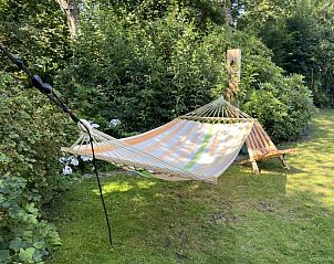 Hangmat in de tuin van Duumke vakantiehuis in Midsland Noord, Terschelling.