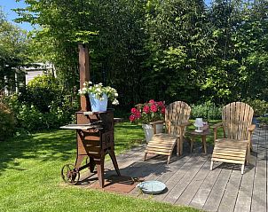 Zonnig terras van Duumke vakantiehuis met stoelen in Midsland Noord, Terschelling.