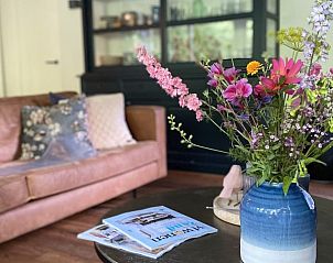 Bloemen op tafel in de woonkamer van Duumke vakantiehuis, Midsland Noord.