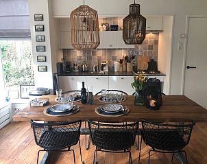 Eetkamer met houten tafel in Duumke vakantiehuis, Midsland Noord, Terschelling.