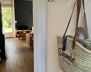 Hal met tas in Duumke vakantiehuis, Midsland Noord, Terschelling.