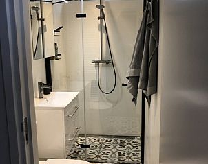 Moderne badkamer in Duumke vakantiehuis, Midsland Noord, Terschelling.