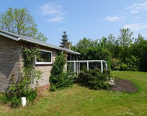 Zijaanzicht van Vakantiehuis Bikkel in Midsland Noord, Terschelling met tuin.