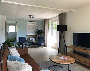 Lichte woonkamer in Vakantiehuis Bikkel, Midsland Noord, Terschelling met moderne inrichting.