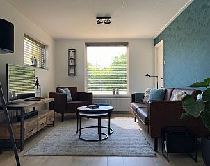 Comfortabele woonkamer met bank in Vakantiehuis Bikkel, Midsland Noord, Terschelling.