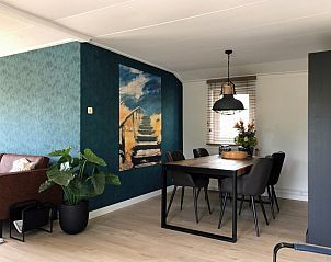 Eethoek met schilderij in Vakantiehuis Bikkel, Midsland Noord, Terschelling.