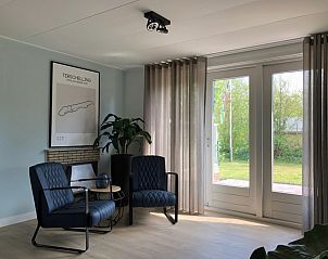 Lounge stoelen bij openslaande deuren in Vakantiehuis Bikkel, Terschelling.