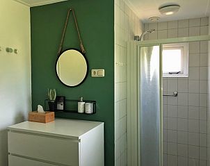 Moderne badkamer met douche in Vakantiehuis Bikkel, Midsland Noord, Terschelling.