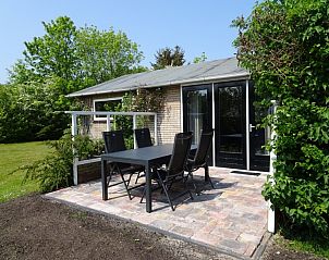 Ruim terras met tuintafel bij Vakantiehuis Bikkel, Midsland Noord, Terschelling.
