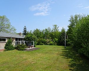 Uitgestrekte tuin bij Vakantiehuis Bikkel, Midsland Noord, Terschelling.