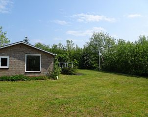 Grote tuin met vlaggenmast bij Vakantiehuis Bikkel, Midsland Noord, Terschelling.