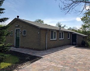 Ingang van Vakantiehuis Bikkel in Midsland Noord, Terschelling met bestrating.