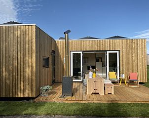 Gezellig terras met zitplaatsen bij Sinne vakantiehuis in Midsland Noord Terschelling.