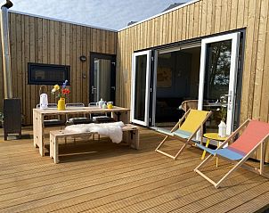 Buitenruimte van Sinne vakantiewoning in Midsland Noord Terschelling met ligstoelen.
