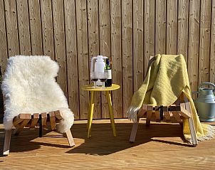 Knusse zithoek op het terras van Sinne vakantiewoning in Midsland Noord Terschelling.