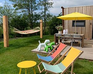 Groene tuin en hangmat bij Sinne vakantiehuis in Midsland Noord Terschelling.