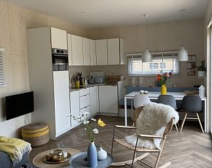 Moderne keuken in Sinne vakantiehuis Midsland Noord Terschelling met eetruimte.